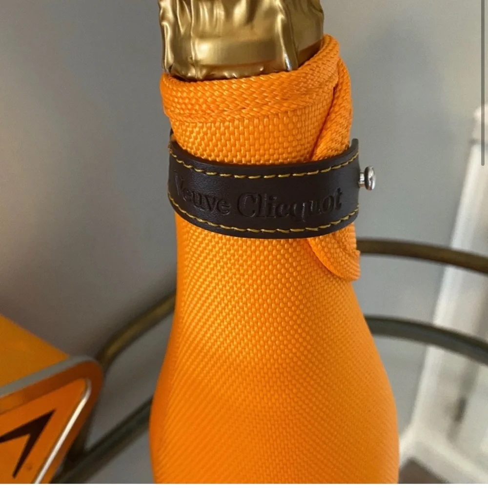 Veuve Clicquot Insulated Ice Jacket- New with Tags - Picture 9 of 14